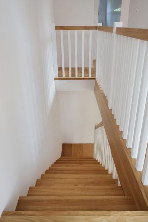 schody-drewniane-debowe-biala-balustrada
