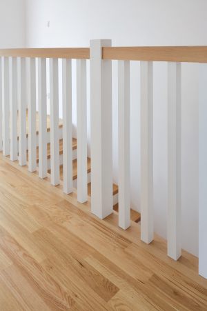 schody-drewniane-debowe-lakierowane-z-biala-balustrada