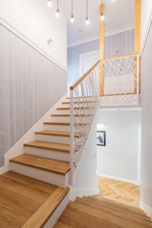 schody-drewniane-debowe-z-metalowa-balustrada