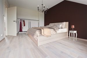 podloga-drewniana-olejowana-na-bialo-w-sypialni01