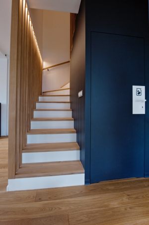 schody-drewniane-debowe-z-bialymi-podstopniami-i-drewniana-azurowa-balustrada-01